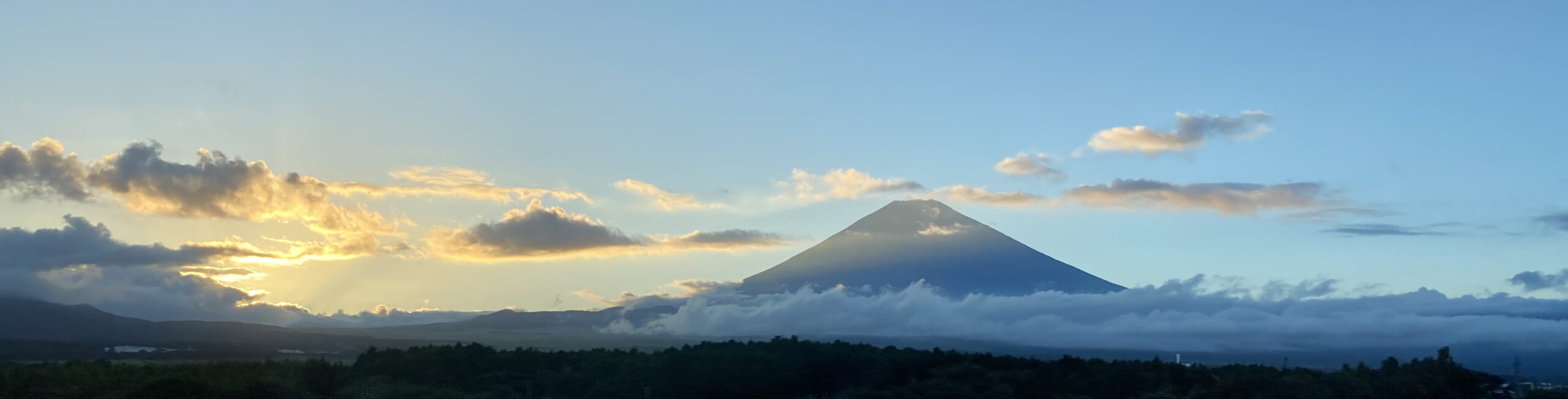 夕陽に照らされた富士山